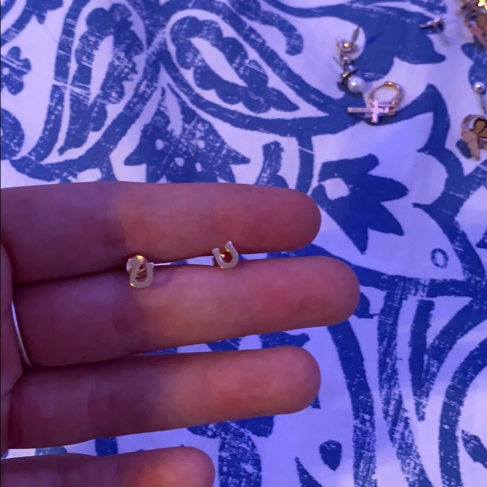 Small horse shoe 24 carrot earrings
